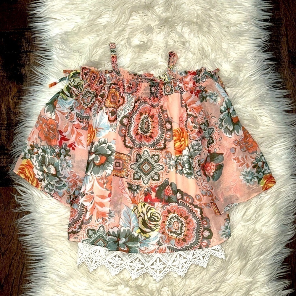 Trendy Amy Byer Top